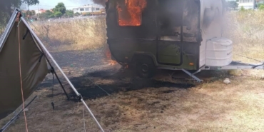 Enez’de park halindeki karavanda yangın çıktı