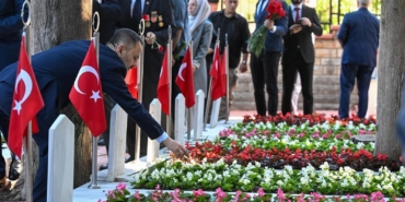 Şehitliklerde hüzünlü bayram