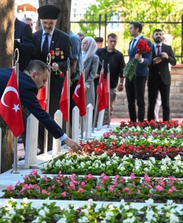 Şehitliklerde hüzünlü bayram