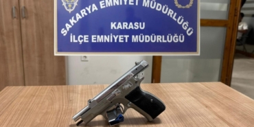 Şüphe üzerine durduruldu, üstünden ruhsatsız tabanca çıktı