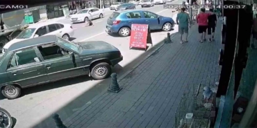 Otomobilin bisikletli çocuğa çarpma anı kamerada