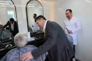 Çekmeköy Belediyesi’nden anlamlı hizmet: Mobil kuaför yollarda