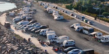 Beylikdüzü sahilde karavan kaosu dron ile görüntülendi