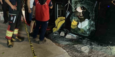 Ayvalık’ta gece yarısı feci kaza: 1 ölü, 1 yaralı