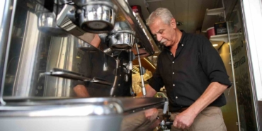 Edirne’de kafe işletmecisinin duyarlılığı, yaşlı kadını dolandırılmaktan kurtardı
