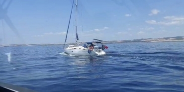 Gelibolu açıklarında rotası İtalya olan yelkenli teknede 51 kaçak göçmen ile 2 göçmen kaçakçısı şüphelisi yakalandı
