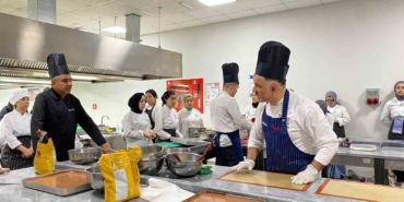 Şefler lezzet sırlarını öğrencilerle paylaştı
