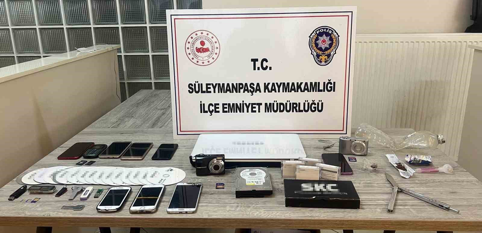 Eve davet ettikleri kişilerin uygunsuz görüntülerini çeken 4 kişi tutuklandı