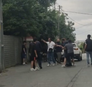 Sultangazi’de kimlik kontrolüne direnen alkollü şüpheli kadın polise saldırdı