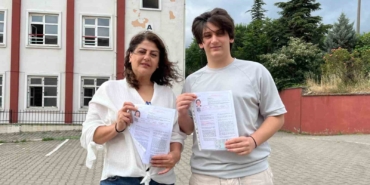 Anne oğul aynı okulda sınava girdiler
