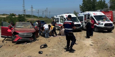 Yalova’da Togg marka otomobil 4 metre yükseklikten yola uçtu: 2 yaralı