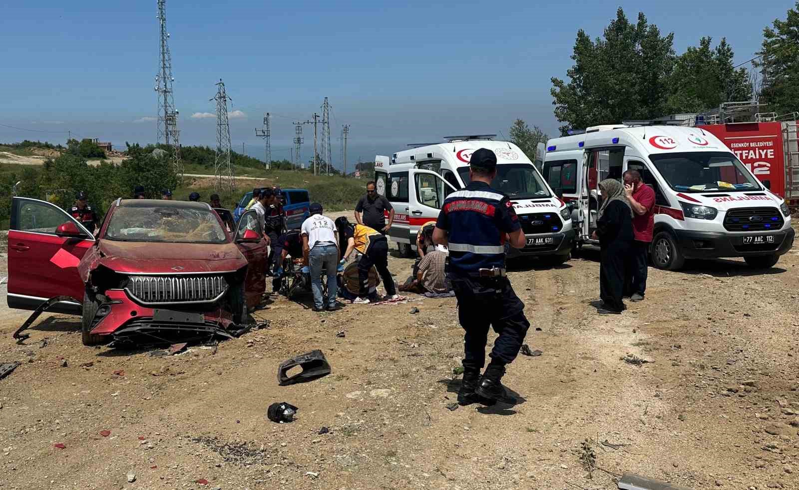 Yalova’da Togg marka otomobil 4 metre yükseklikten yola uçtu: 2 yaralı