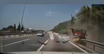 Bariyerlere girip takla attı: 7 yaralı