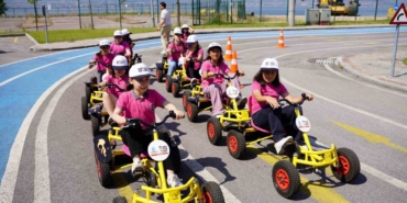 Minikler, trafik kurallarını eğitim parkında öğreniyor
