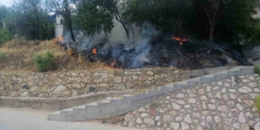 Sigara içen çocuklar otları tutuşturdu