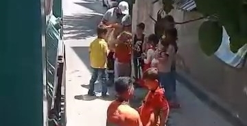 Temizlik personellnin hareketi yürekleri ısıttı