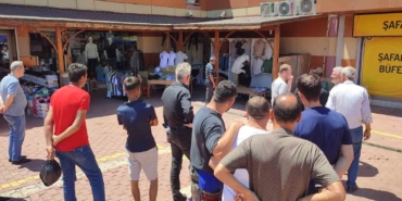 Pazar yerinde oğul veren arılar kovana alındı