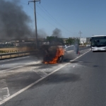 Seyir halindeki araç alev aldı: 3 yolcu son anda kurtarıldı