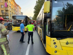 Eyüpsultan’da aynı yerde iki İETT otobüsü kazası: Motosiklet altında kaldı, bir aileye arkadan çarptı