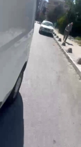 Esenyurt’ta kendisine yol vermeyen aracı taşladı