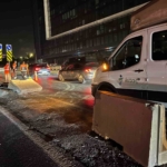 Küçükçekmece E-5’te beton bariyere çarpan otomobil yan yola girdi