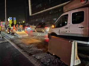 Küçükçekmece E-5’te beton bariyere çarpan otomobil yan yola girdi