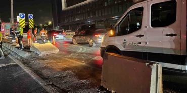 Küçükçekmece E-5’te beton bariyere çarpan otomobil yan yola girdi