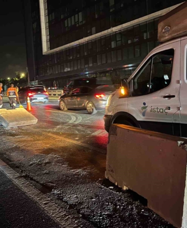 Küçükçekmece E-5’te beton bariyere çarpan otomobil yan yola girdi