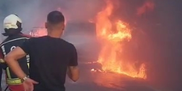 Araç yangını ormana sıçradı, ekipler müdahale ediyor