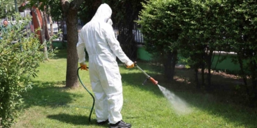 Bağcılar’da parklar ve yeşil alanlar ilaçlanıyor