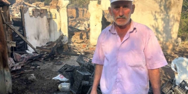 Evini yanmaktan su hortumu ile kurtardı