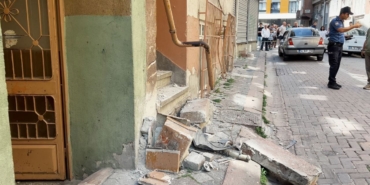 Zeytinburnu’nda otomobil doğal gaz kutusuna çarptı, facia ucuz atlatıldı