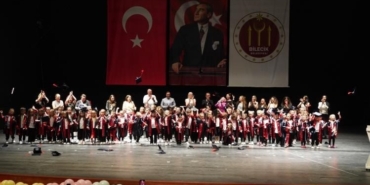 Minik öğrencilerin mezuniyet sevinci