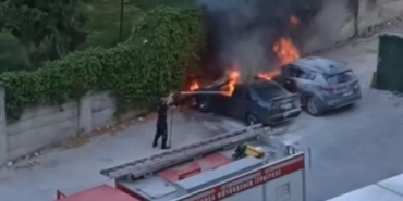 Park halindeki araç alev topuna döndü...Alevler bir başka araca sıçradı