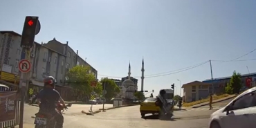 Şişli’de taksi ile çarpışan motosiklet sürücüsü yaralandı