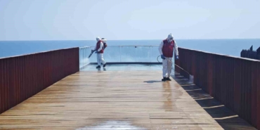 Arnavutköy’de park ve bahçeler belediye ekiplerince ilaçlanıyor