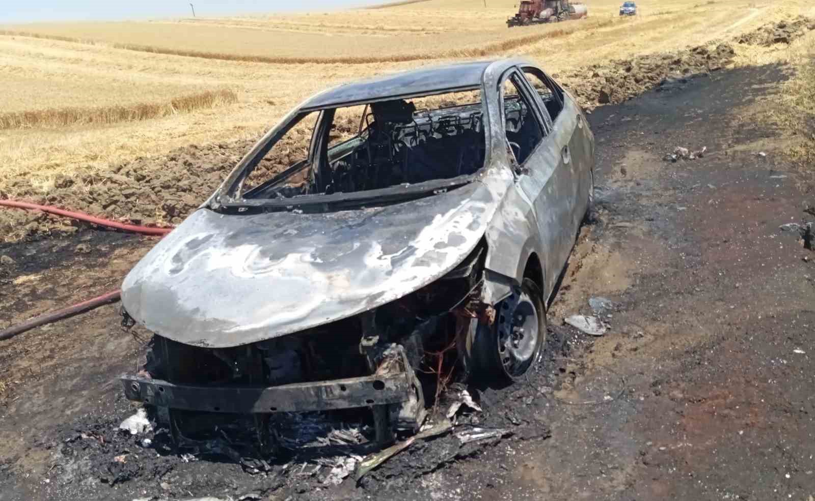 Tekirdağ’da egzozdan çıkan kıvılcım otomobili küle çevirdi