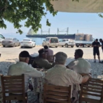 Karaya oturan gemiyi köy kahvesinden izliyorlar