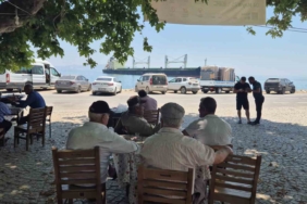 Karaya oturan gemiyi köy kahvesinden izliyorlar