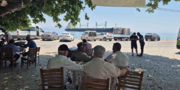 Karaya oturan gemiyi köy kahvesinden izliyorlar