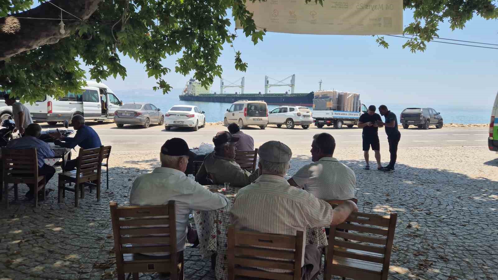 Karaya oturan gemiyi köy kahvesinden izliyorlar