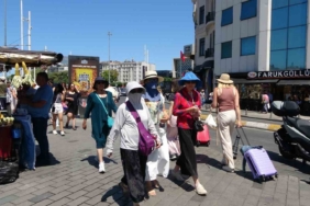 Taksim’de sıcaktan bunalanlar damacana ile serinlemeye çalıştı
