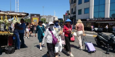 Taksim’de sıcaktan bunalanlar damacana ile serinlemeye çalıştı