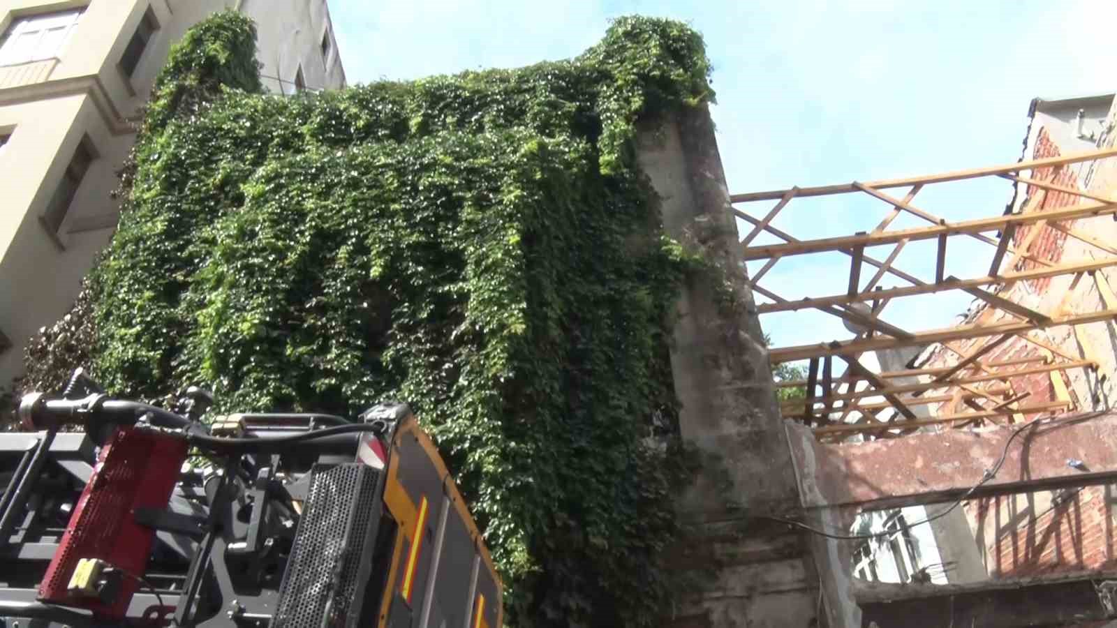 Taksim’de metruk binada yangın