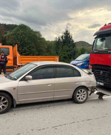 Tır otomobile arkadan çarptı, 2’i çocuk 3 kişi yaralandı
