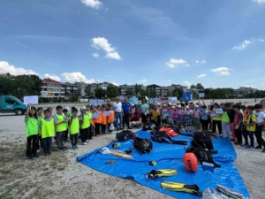 Halk plajında su altında temizlik yapan cankurtaranlar acı tabloyu gözler önüne serdi