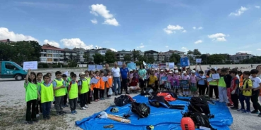 Halk plajında su altında temizlik yapan cankurtaranlar acı tabloyu gözler önüne serdi