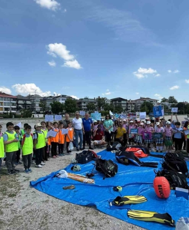 Halk plajında su altında temizlik yapan cankurtaranlar acı tabloyu gözler önüne serdi
