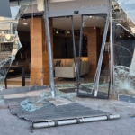 Avcılar’da makas atan sürücünün arkadan çarptığı otomobil mağazaya böyle daldı