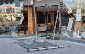 Avcılar’da makas atan sürücünün arkadan çarptığı otomobil mağazaya böyle daldı